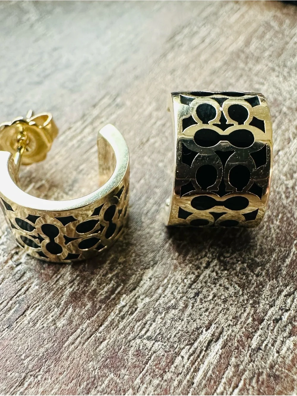 Coach Signature Enamel Huggie Earrings in Gold/ Black